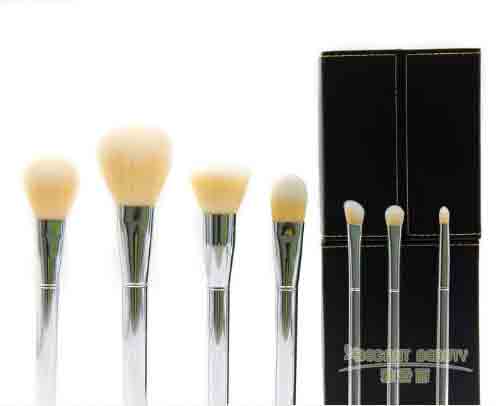 使用唇刷涂口紅，有哪些注意點？