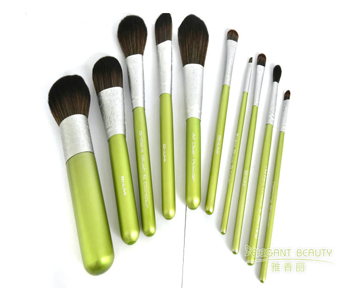 作為生產(chǎn)定制廠家，你們?nèi)绾未_保成套化妝刷的質(zhì)量與耐用性？