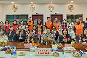 福城街道新和社區蒞臨雅香麗化妝用品（深圳）有限公司開展“巾幗綻放.婦女權益保護法介紹”書記茶話會。