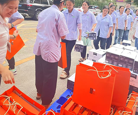 雙節同慶暖人心，關懷慰問傳真情||雅香麗化妝用品(深圳)有限公司為全體職工發放“雙節”福利